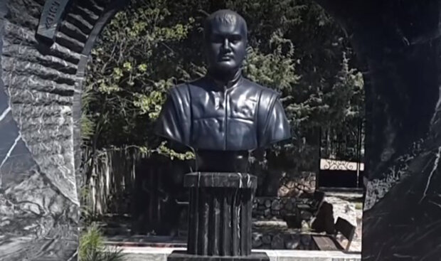 Как сторожат могилу Виктора Януковича-младшего