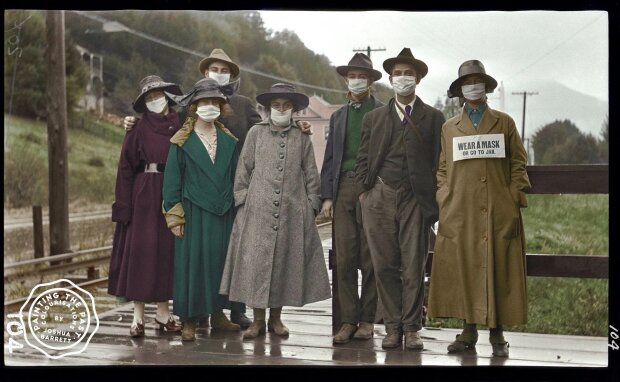 Група молодих людей сфотографувалася на вокзалі в Каліфорнії, 1918 рік