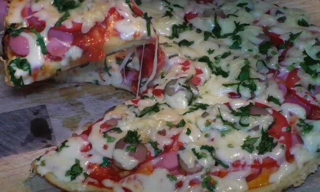 Піца на сковороді, кадр з відео