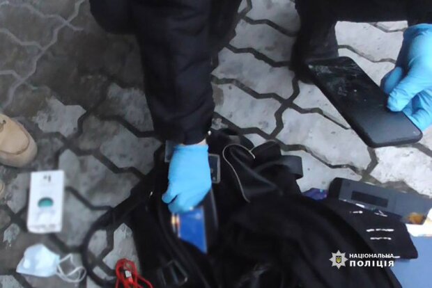 Чоловік вкрав телефон у дитини, фото: