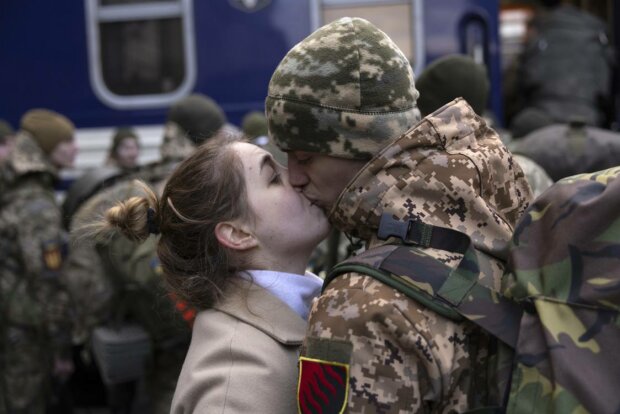 Українські захисники йдуть боронити Батьківщину