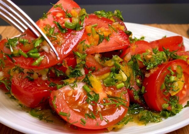 Салат з помідорів, кадр з відео