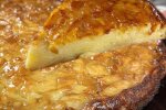 Ароматний яблучний пиріг без борошна та з парою ложок цукру: рецепт для похолодань