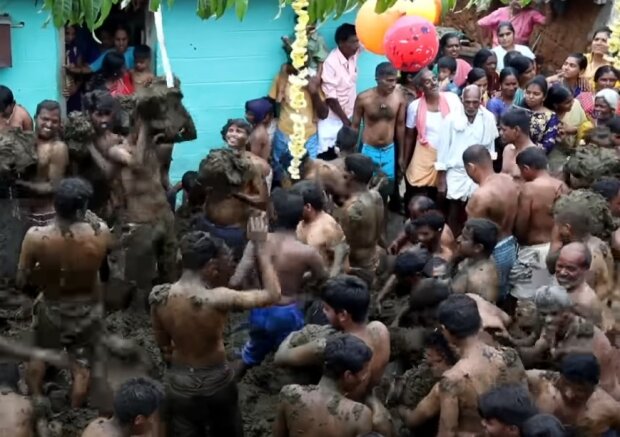 Жители деревни проводят ежегодную битву коровьим навозом