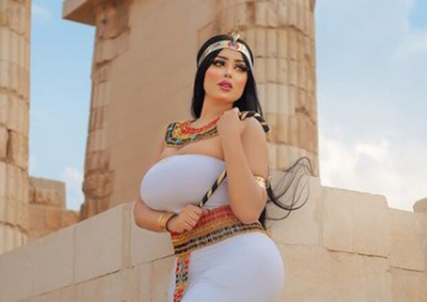 Пишну танцівницю з величезними грудьми пов'язала поліція