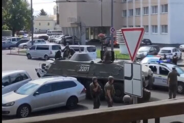 В Луцк слетаются правоохранители, в город заходят БТР: террористу не оставляют ни единого шанса