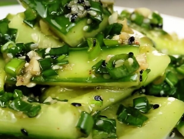 Салат из огурцов, кадр из видео