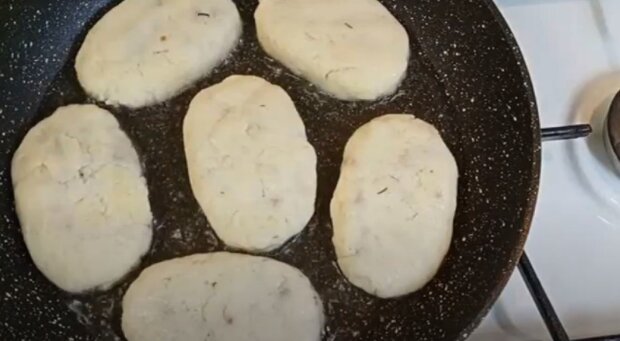 Обсмажуємо манні зрази з сиром