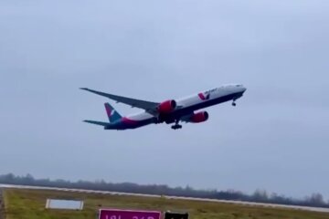 Boeing 777-300 взлетел в аэропорту "Борисполь", кадр из видео