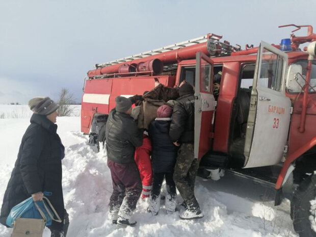 Хвору дівчину довелося везти кіньми