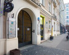 У Варшаві ґвалтували українку, поки поляки просто проходили повз: дівчину знайшли на сходах