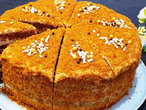 Медовик, кадр з відео