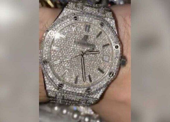 годинник, який Настя Івлєєва подарувала чоловіку Елджею