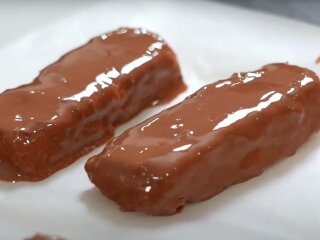 Конфета "Баунти", кадр из видео