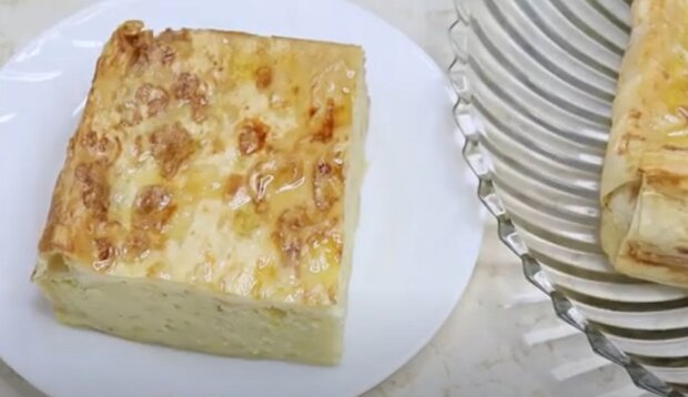 Готовиться быстро, а съедается еще быстрее: рецепт пирога из лаваша с картофелем и сыром