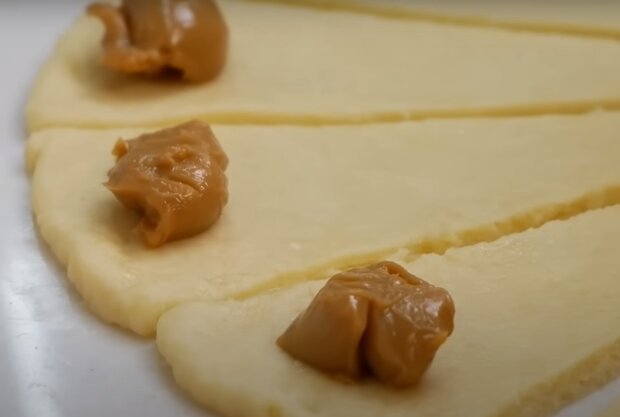 Приготовление рогаликов, кадр из видео