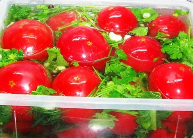 Мариновані помідори, кадр з відео