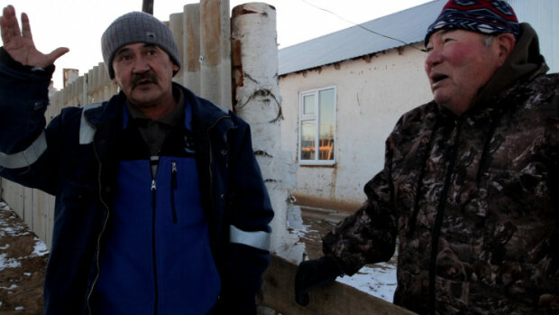 жители деревни Ханколь \\ фото Tengrinews.kz