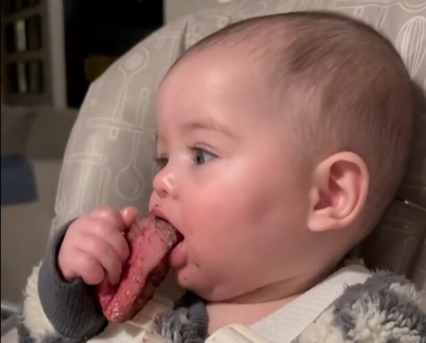 Женщина накормила шестимесячного ребенка окровавленным стейком