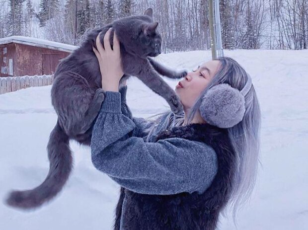 дівчина і кіт