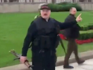 Лукашенко з автоматом