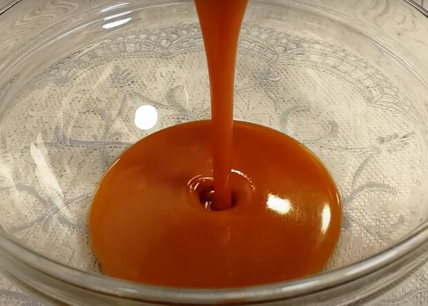 Приготовление торта без выпечки, кадр из видео