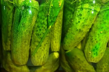 Маринованные огурцы, кадр из видео
