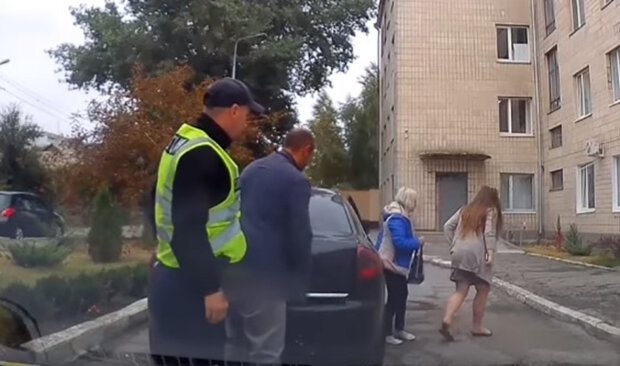 вагітну жінку з поліцейським кортежем проводили на пологи