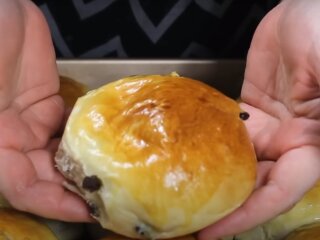 Булочки с изюмом, кадр из видео