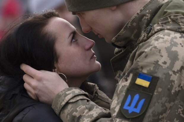 Українські захисники йдуть боронити Батьківщину