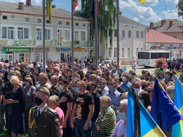 провели в останню путь Героя України Тараса Матвєєва