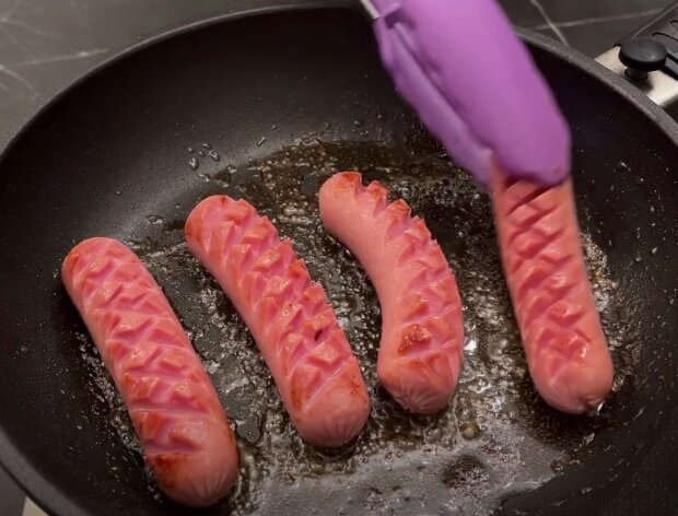 Приготування сосиски в тісті, кадр з відео