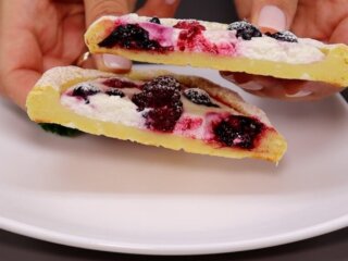 Творожные ватрушки с ягодами, кадр из видео