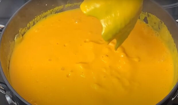 Приготовление тыквенного супа, кадр из видео