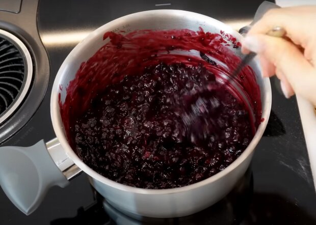 Приготування ягідного пирога, кадр з відео