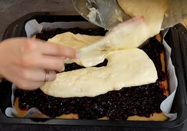 Приготування ягідного пирога, кадр з відео