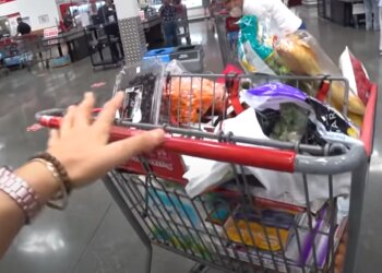 Продукти в супермаркеті: скрін з відео
