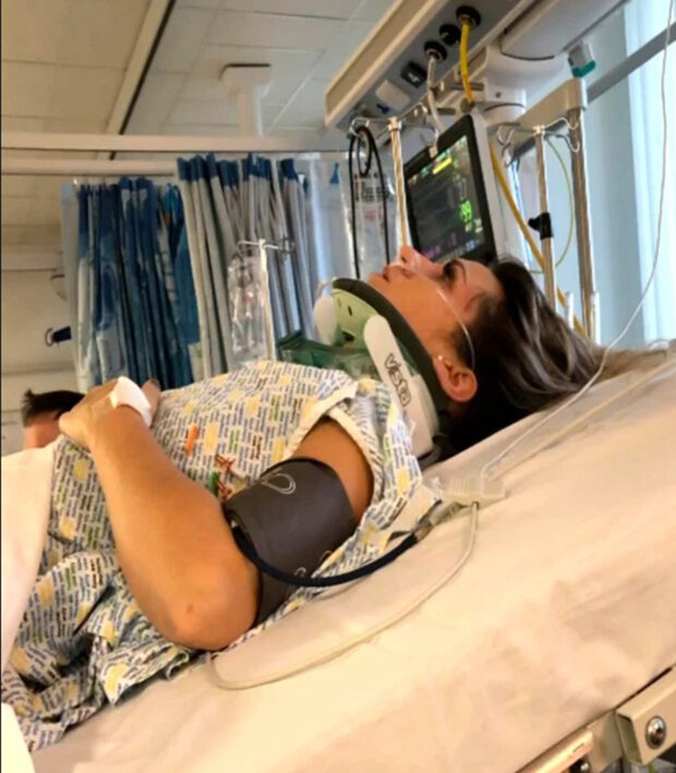 Хлопці скинули диван на голову дівчини