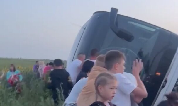 Перевернутий автобус