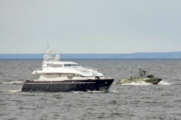 Яхту предполагаемой любовницы Путина на прогулке сопровождают военные корабли РФ
