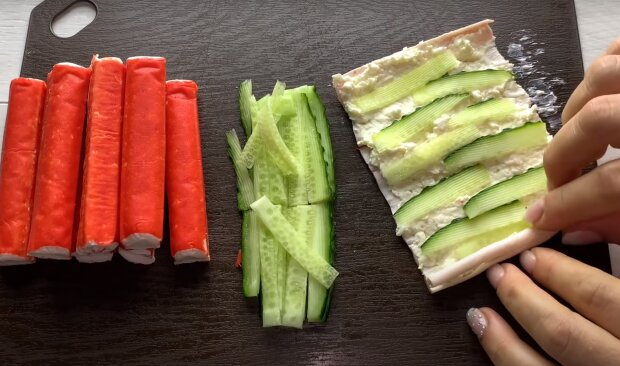 Приготовление закуски из крабовых палочек, кадр из видео