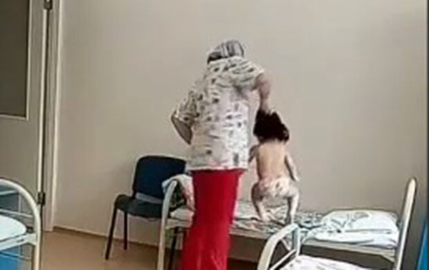 Медсестра за волосы швырнула ребенка в кровать