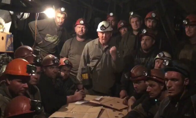 Протесты в шахтах: горняки вторые сутки не поднимаются на поверхность