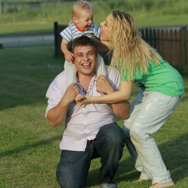 Тіна з чоловіком Євгеном Огіром та їхнім сином Веніаміном