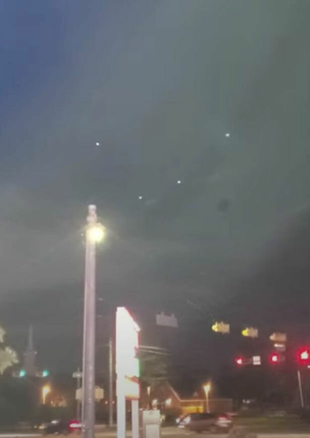 Люди уверены, что увидели строй НЛО