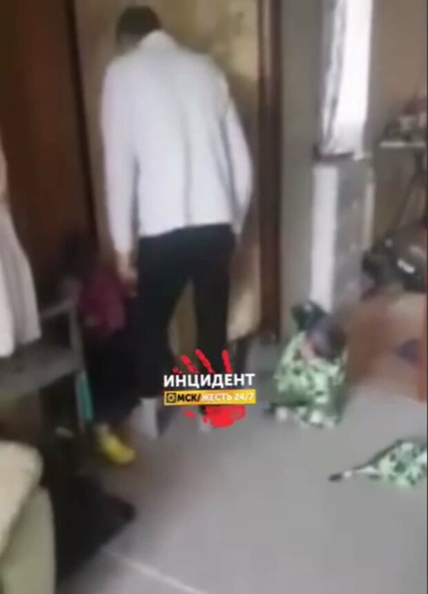 Батько виховував малюків кидаючи їх головою об підлогу