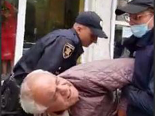 Поліцейські жорстко скрутили старенького