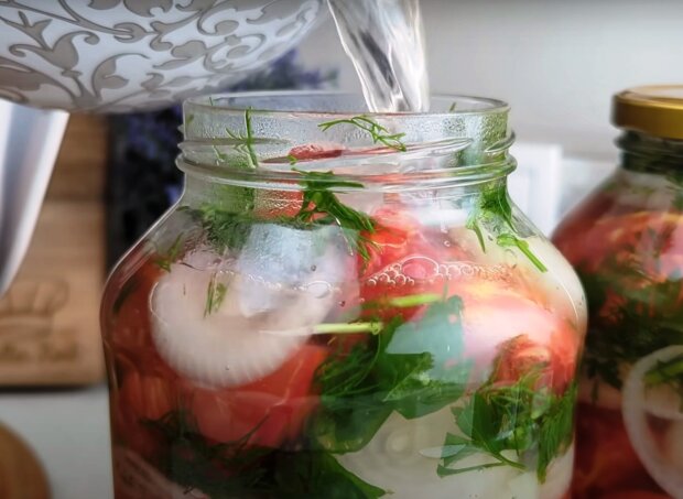 Консервовані помідори, кадр з відео