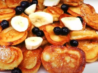 Оладьи с бананами, кадр из видео