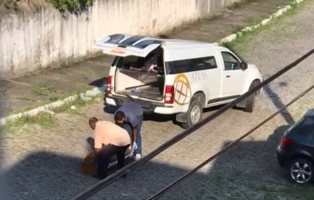 Похоронна компанія загубила труну з тілом посеред вулиці